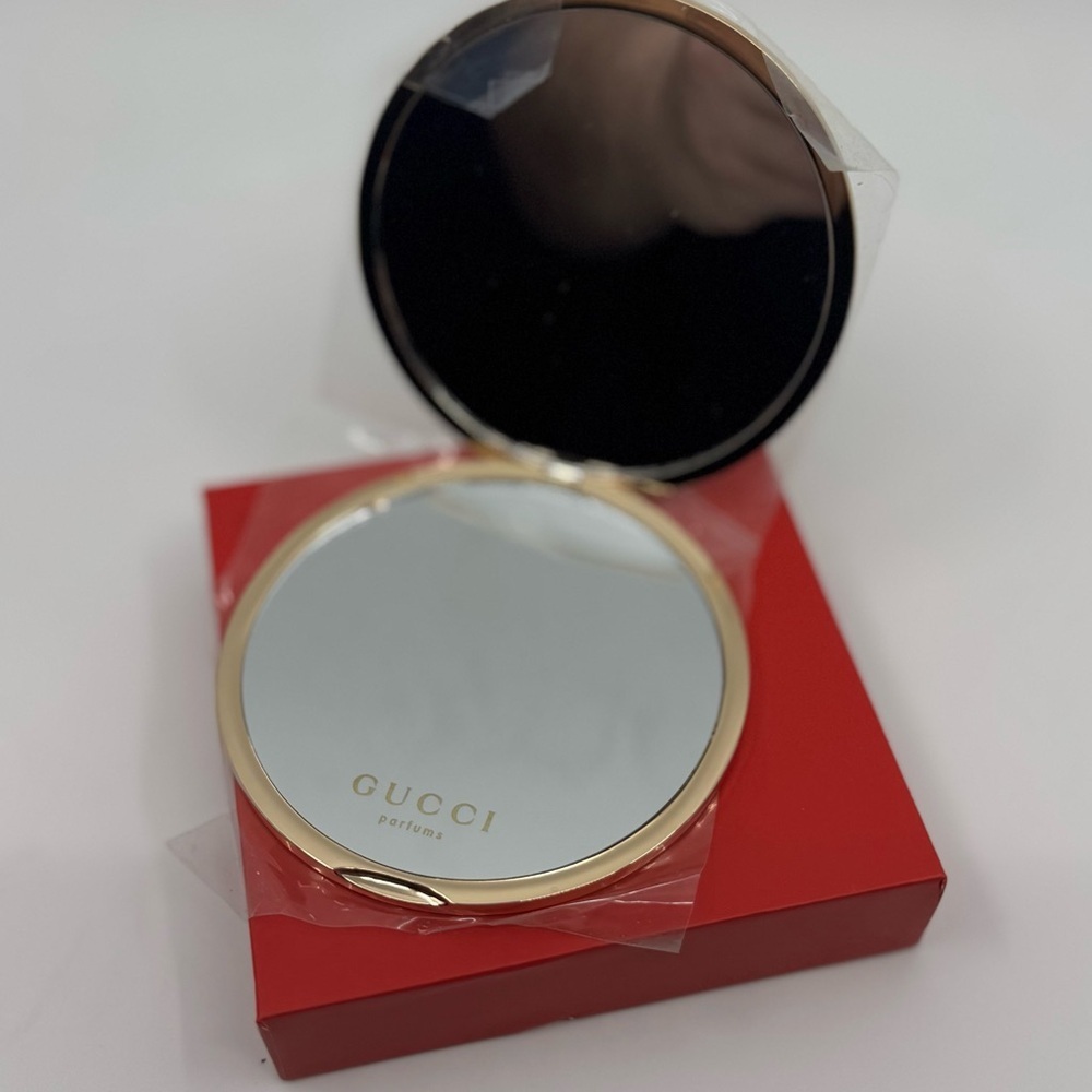 Gucci Gold Makeup Compact Mirror Brand New in Box - Picture 3 of 10